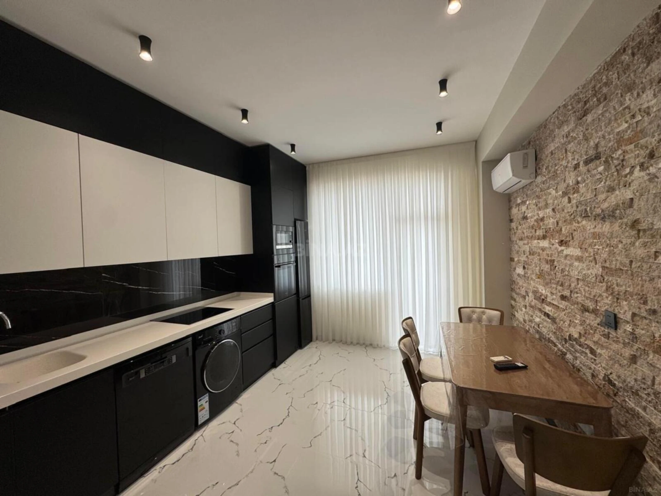 Kirayə verilir 3 otaqlı mənzil 132 m²