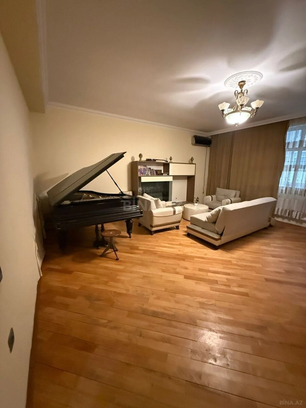 Satılır 3 otaqlı mənzil 154 m²