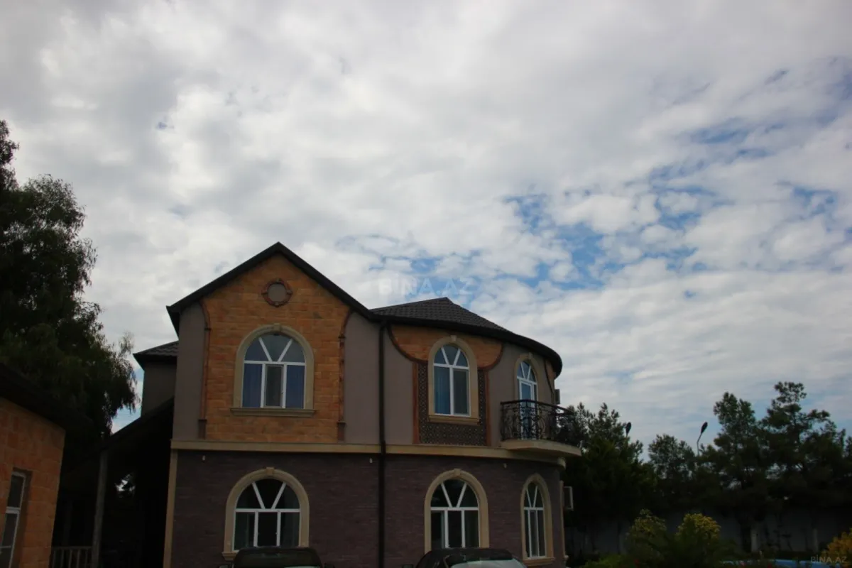 Kirayə verilir 6 otaqlı həyət evi 450 m²