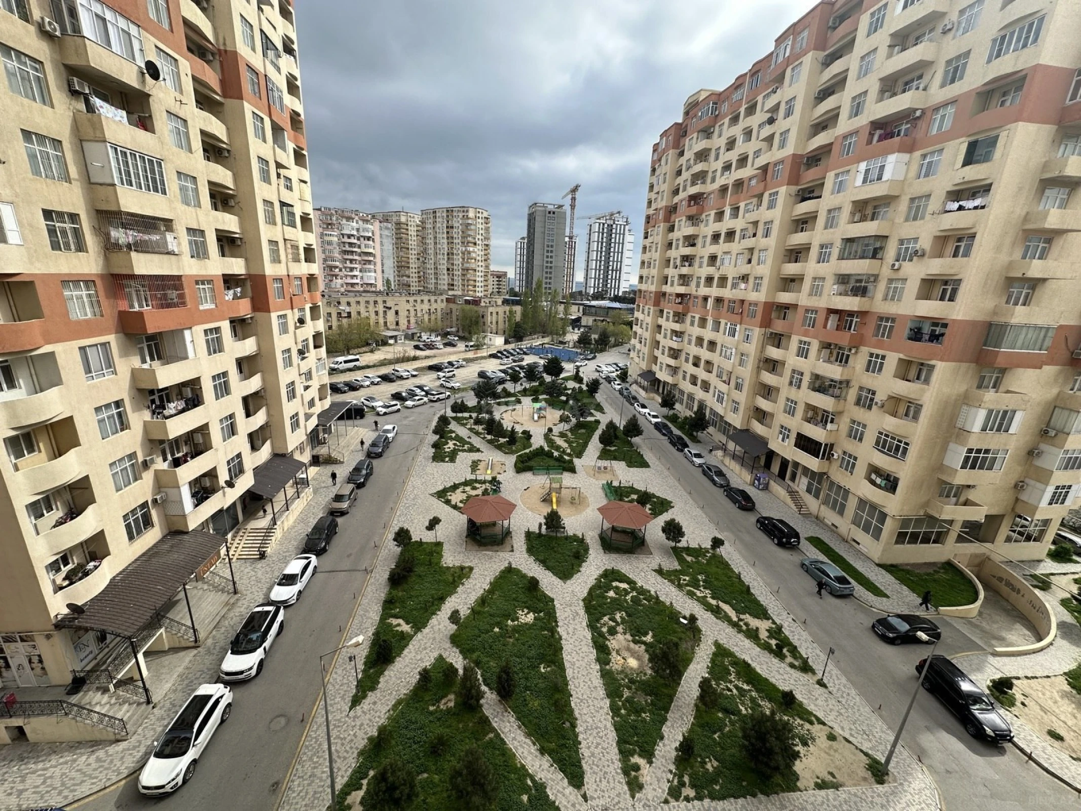 Satılır 2 otaqlı mənzil 103 m²