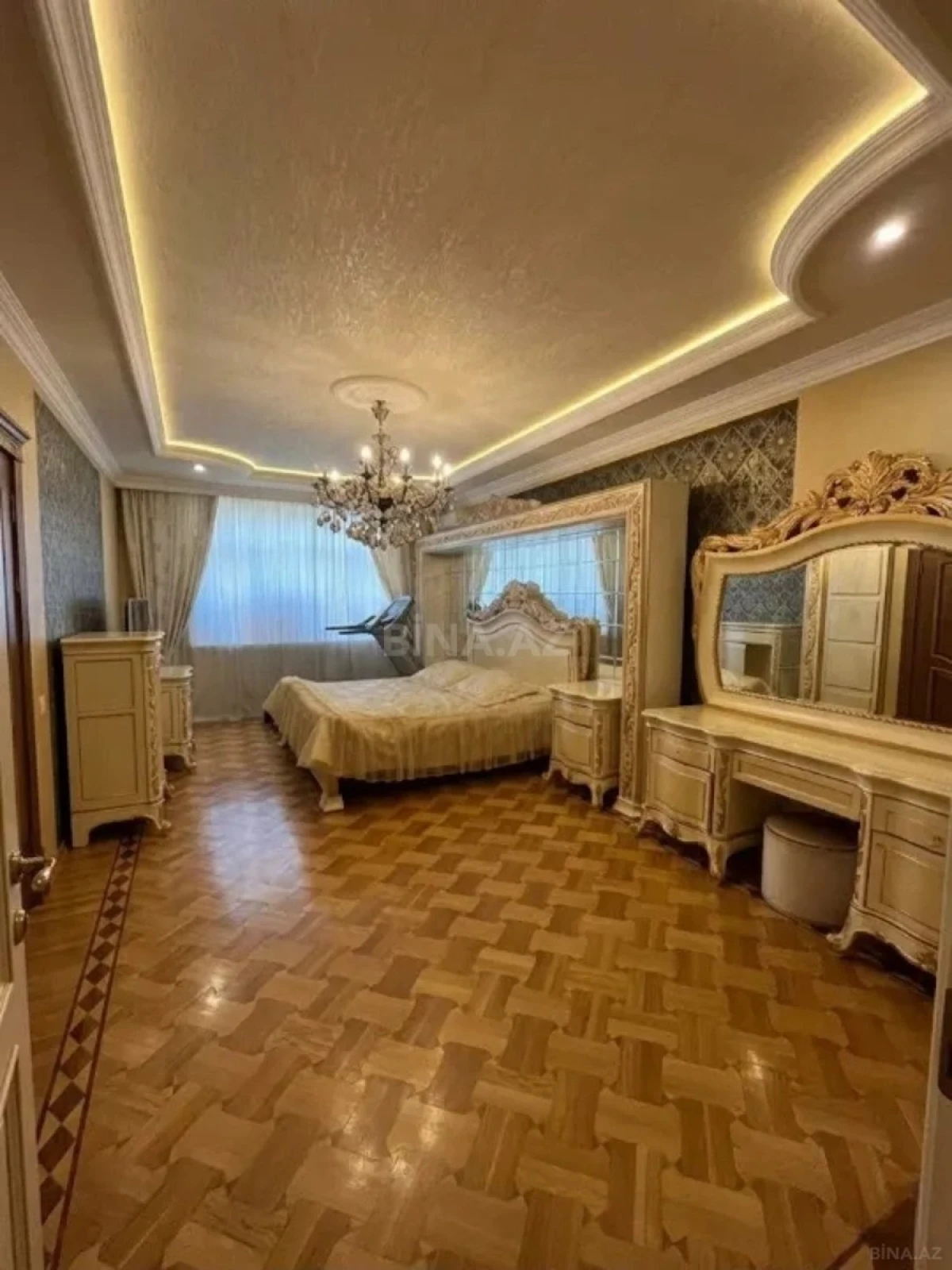 Satılır 4 otaqlı mənzil 193 m²