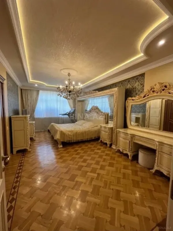 Satılır 4 otaqlı mənzil 193 m²