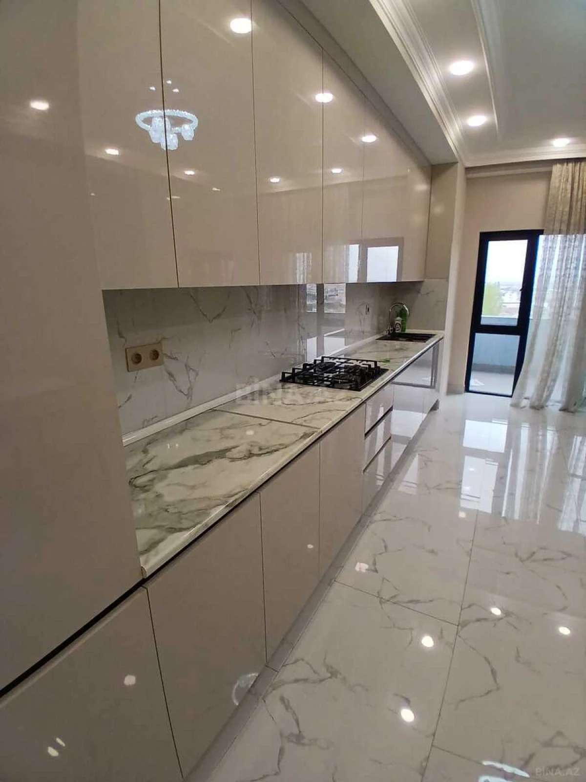 Kirayə verilir 3 otaqlı mənzil 132 m²