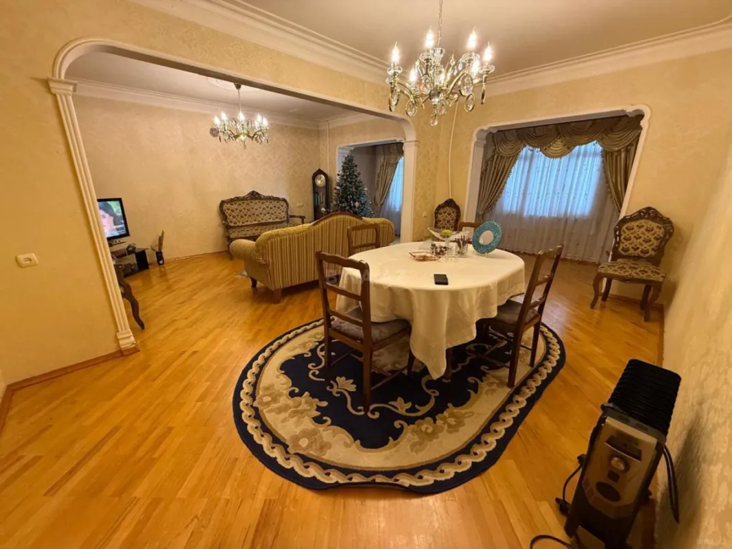 Satılır 5 otaqlı mənzil 120 m²
