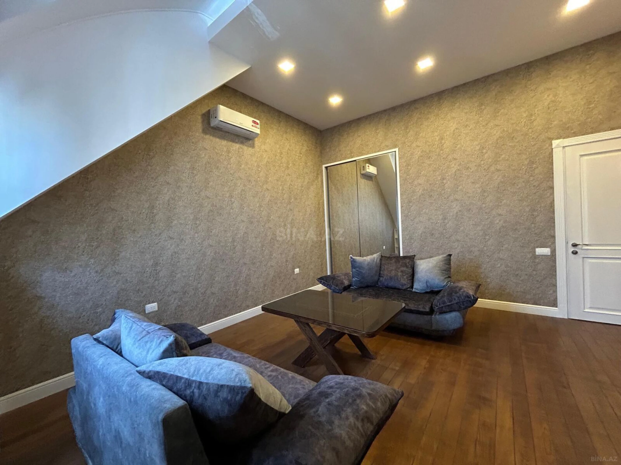 Kirayə verilir 6 otaqlı mənzil 275 m²