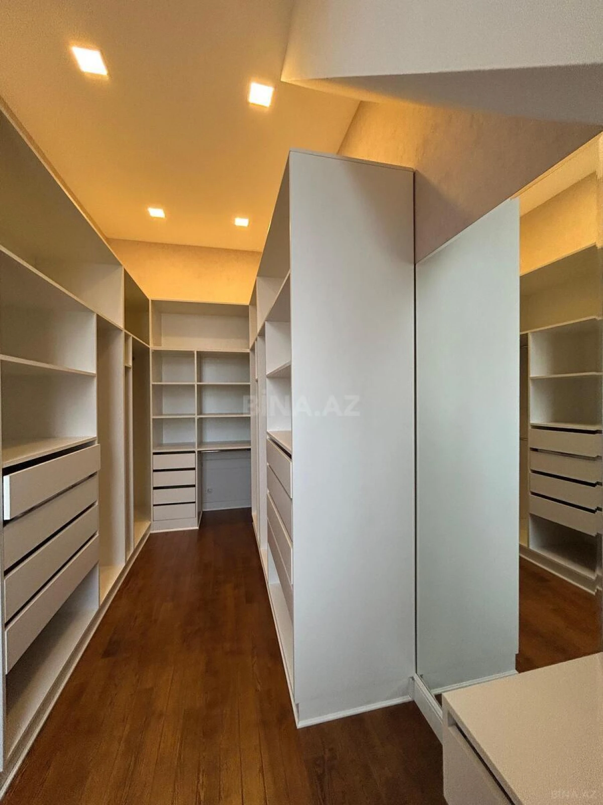 Kirayə verilir 6 otaqlı mənzil 275 m²