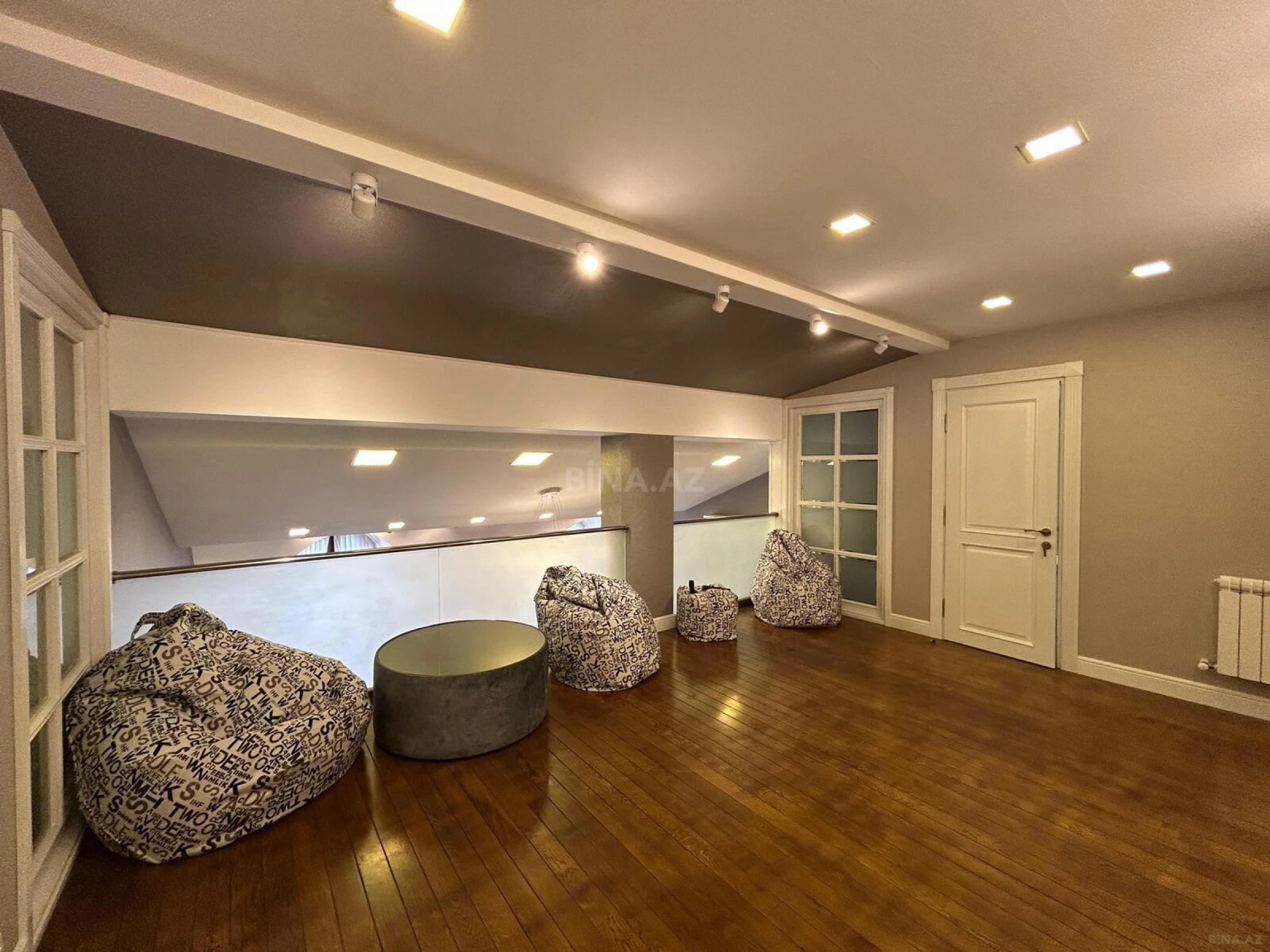 Kirayə verilir 6 otaqlı mənzil 275 m²