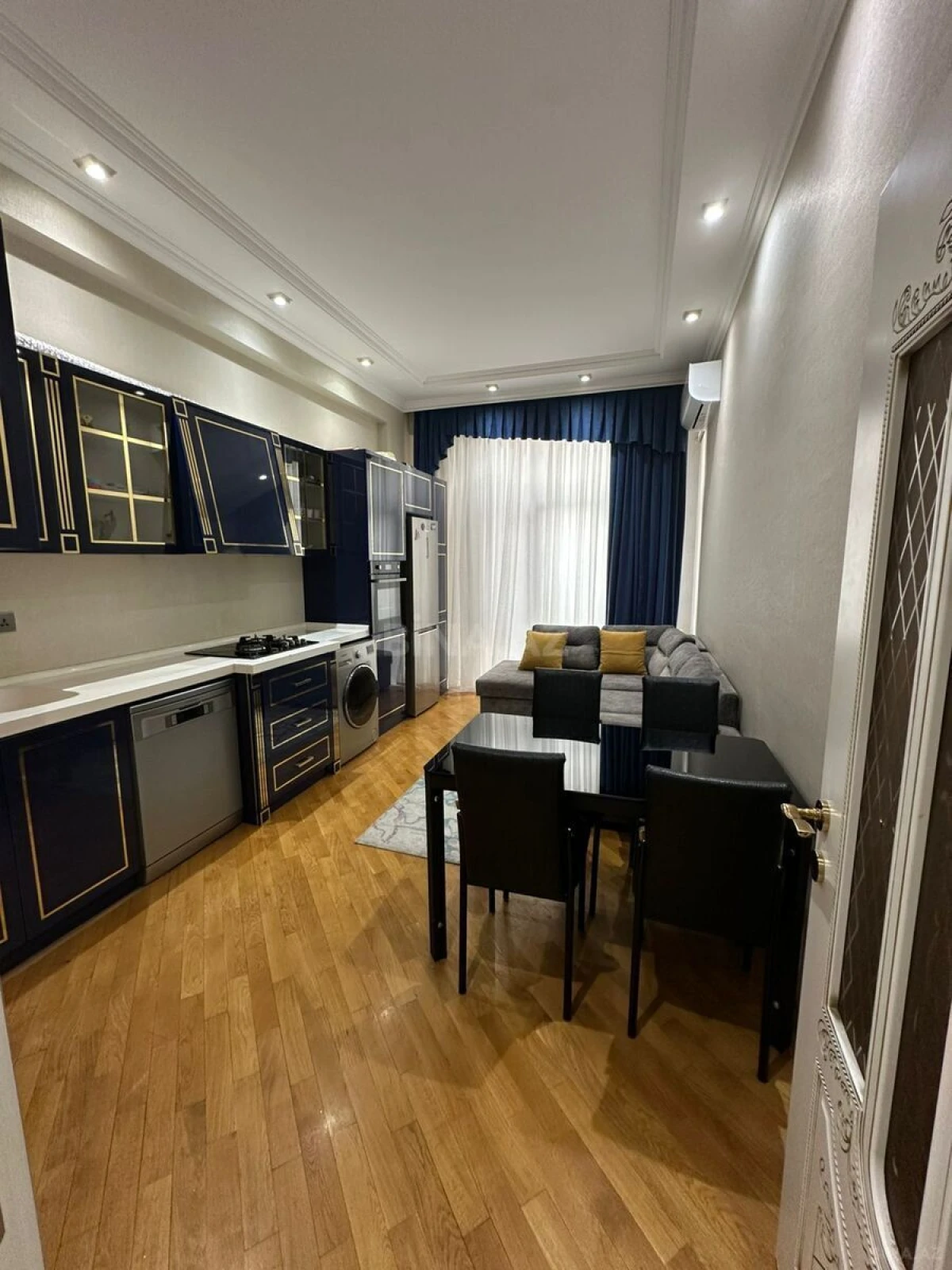 Kirayə verilir 2 otaqlı mənzil 110 m²