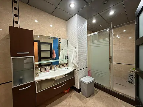 Satılır 5 otaqlı mənzil 212 m²