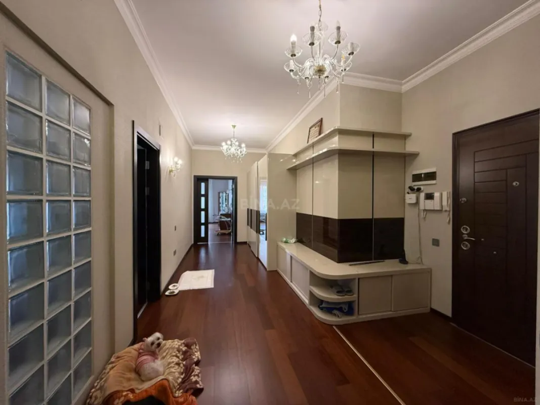 Satılır 5 otaqlı mənzil 212 m²