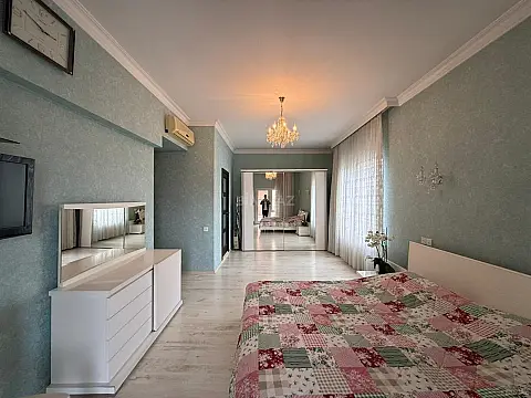 Satılır 5 otaqlı mənzil 212 m²
