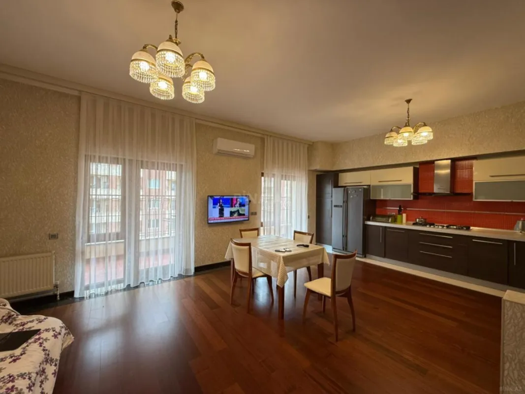 Satılır 5 otaqlı mənzil 212 m²