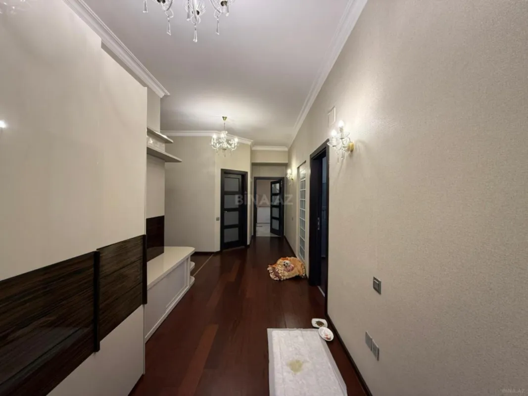 Satılır 5 otaqlı mənzil 212 m²