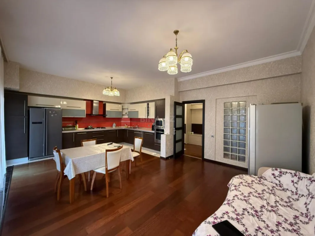 Satılır 5 otaqlı mənzil 212 m²