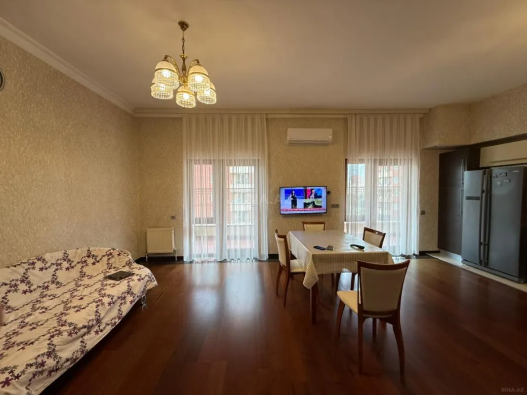 Satılır 5 otaqlı mənzil 212 m²