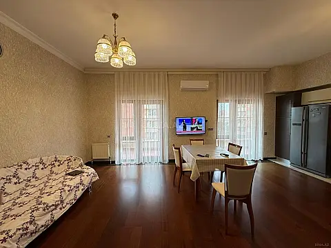 Satılır 5 otaqlı mənzil 212 m²