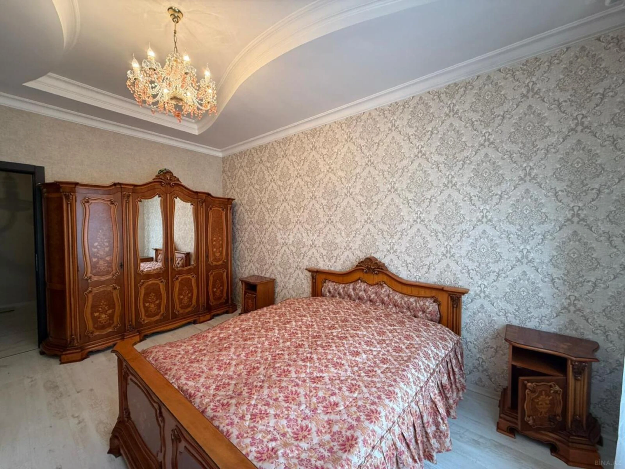 Satılır 5 otaqlı mənzil 212 m²