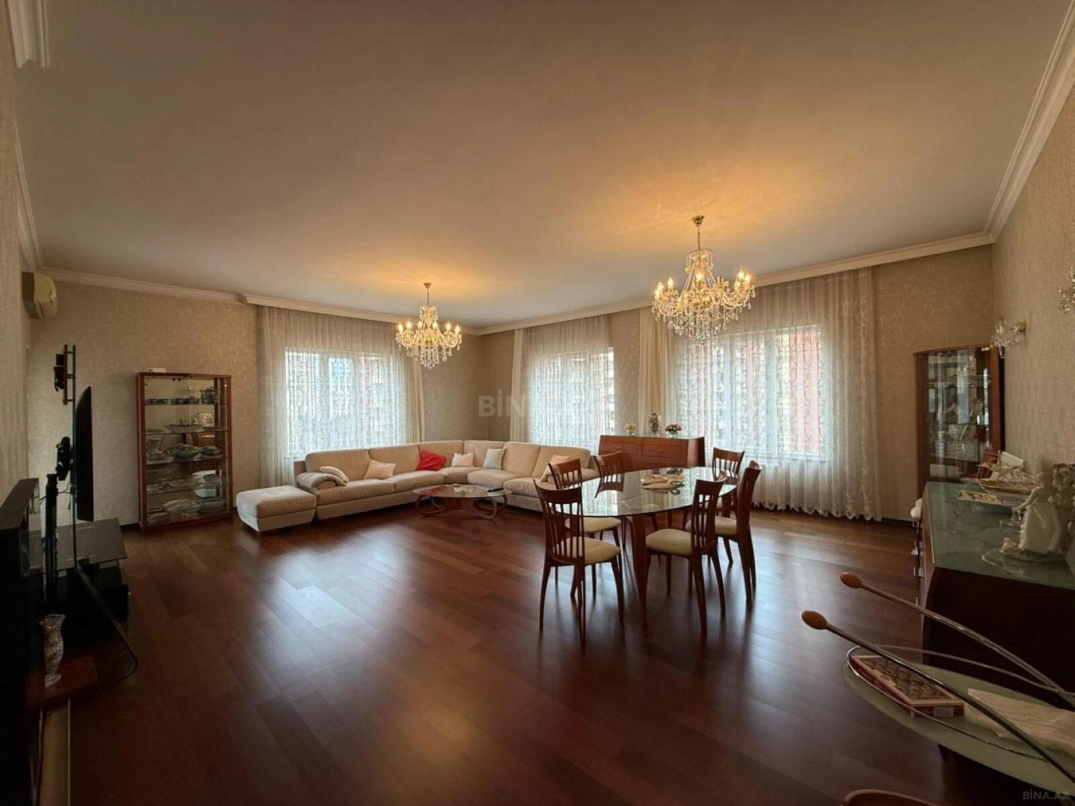 Satılır 5 otaqlı mənzil 212 m²