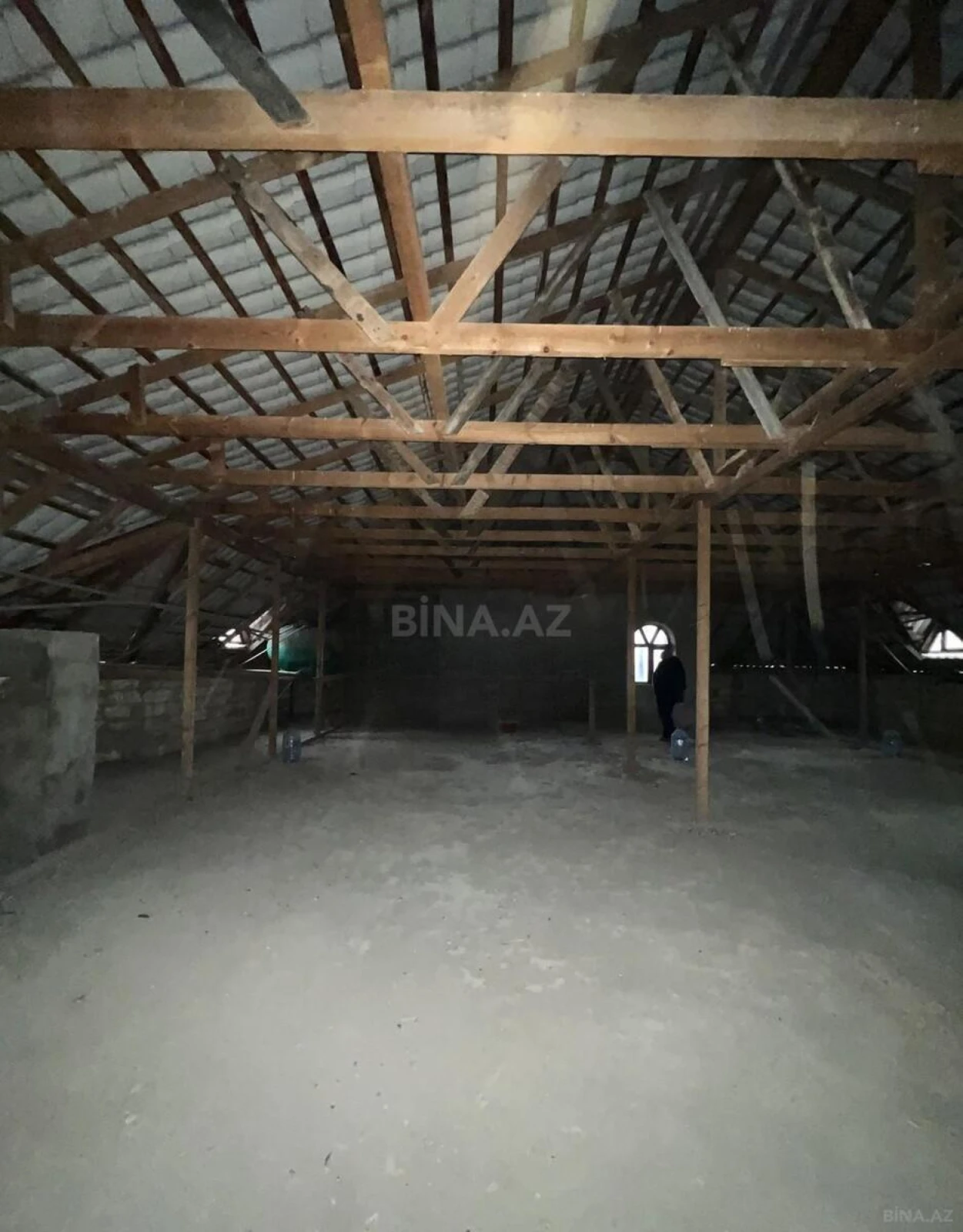 Satılır 9 otaqlı həyət evi 1500 m²