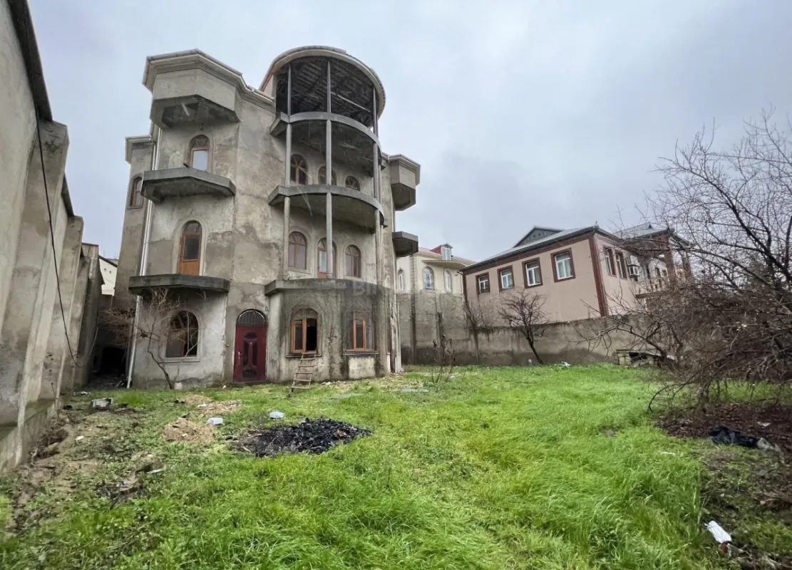 Satılır 9 otaqlı həyət evi 1500 m²