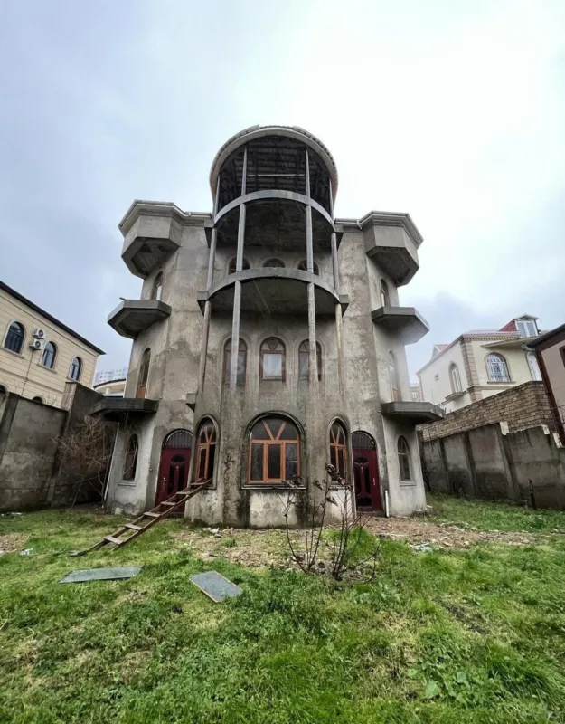 Satılır 9 otaqlı həyət evi 1500 m²