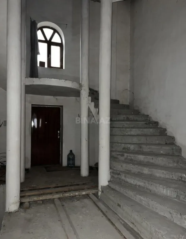Satılır 9 otaqlı həyət evi 1500 m²
