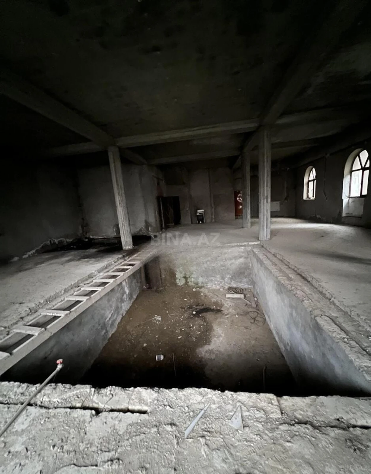 Satılır 9 otaqlı həyət evi 1500 m²