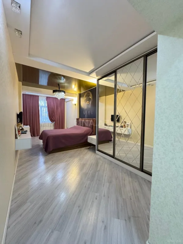 Satılır 4 otaqlı mənzil 200 m²