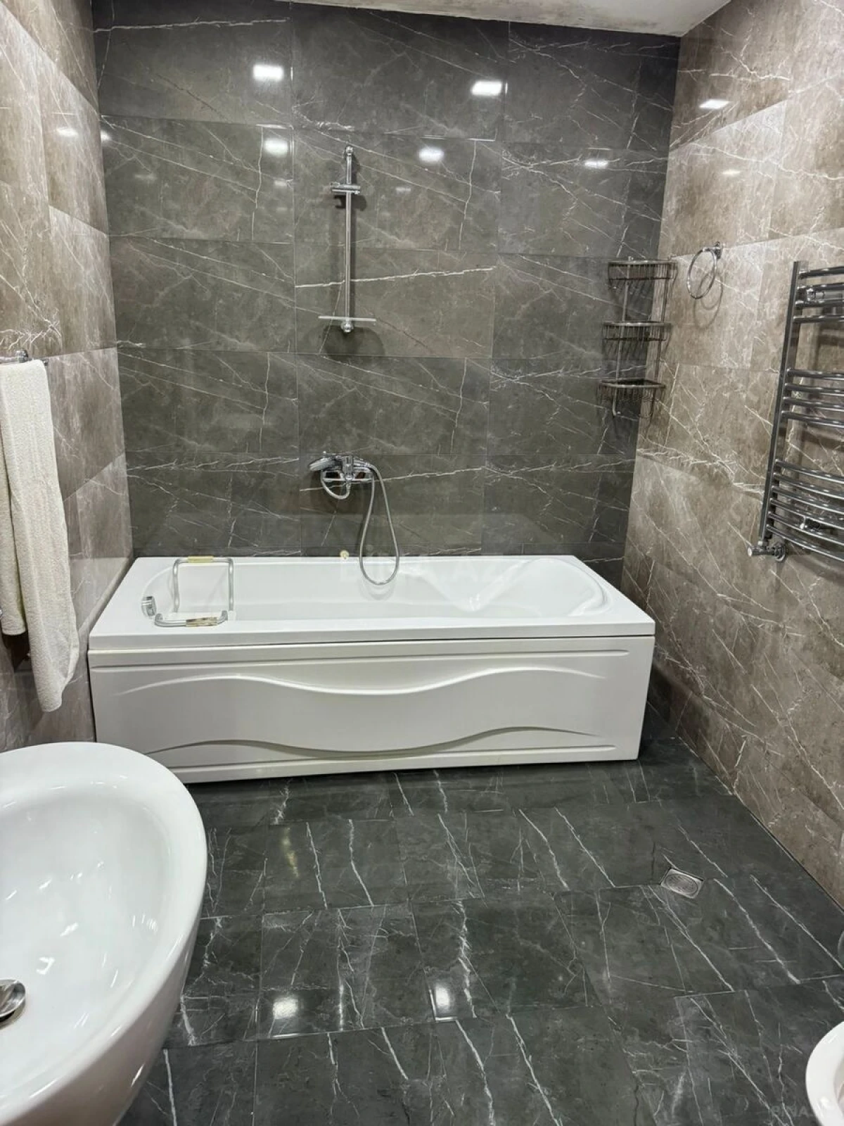 Kirayə verilir 3 otaqlı mənzil 147 m²