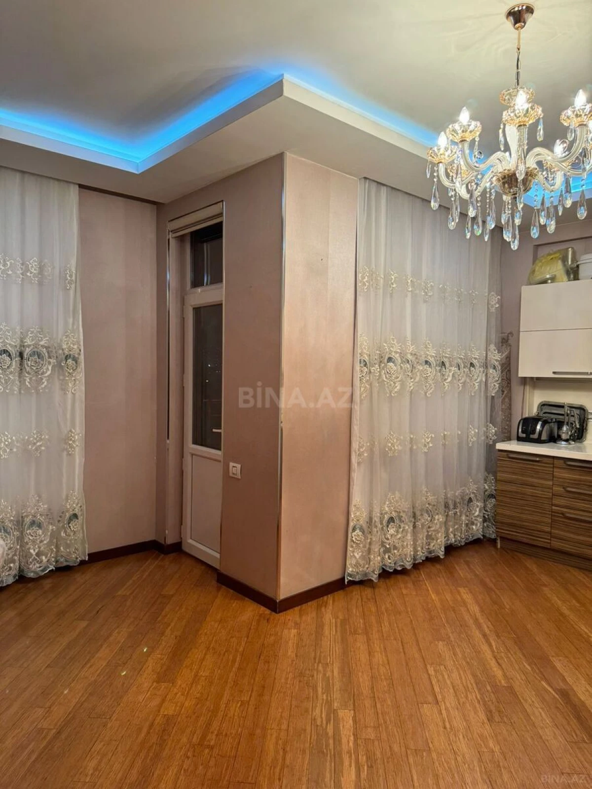 Kirayə verilir 3 otaqlı mənzil 147 m²