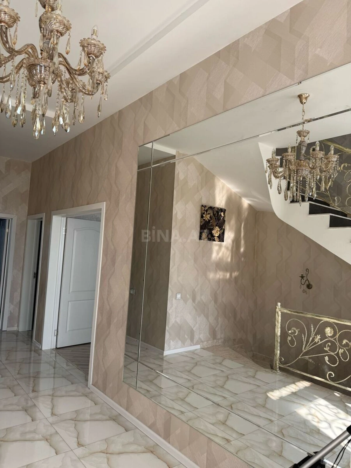Satılır 6 otaqlı həyət evi 246 m²