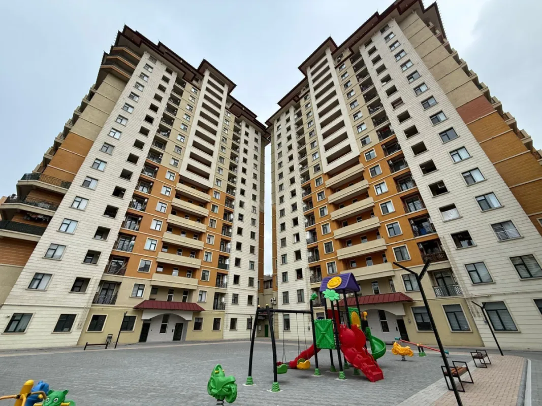 Satılır 4 otaqlı mənzil 200 m²