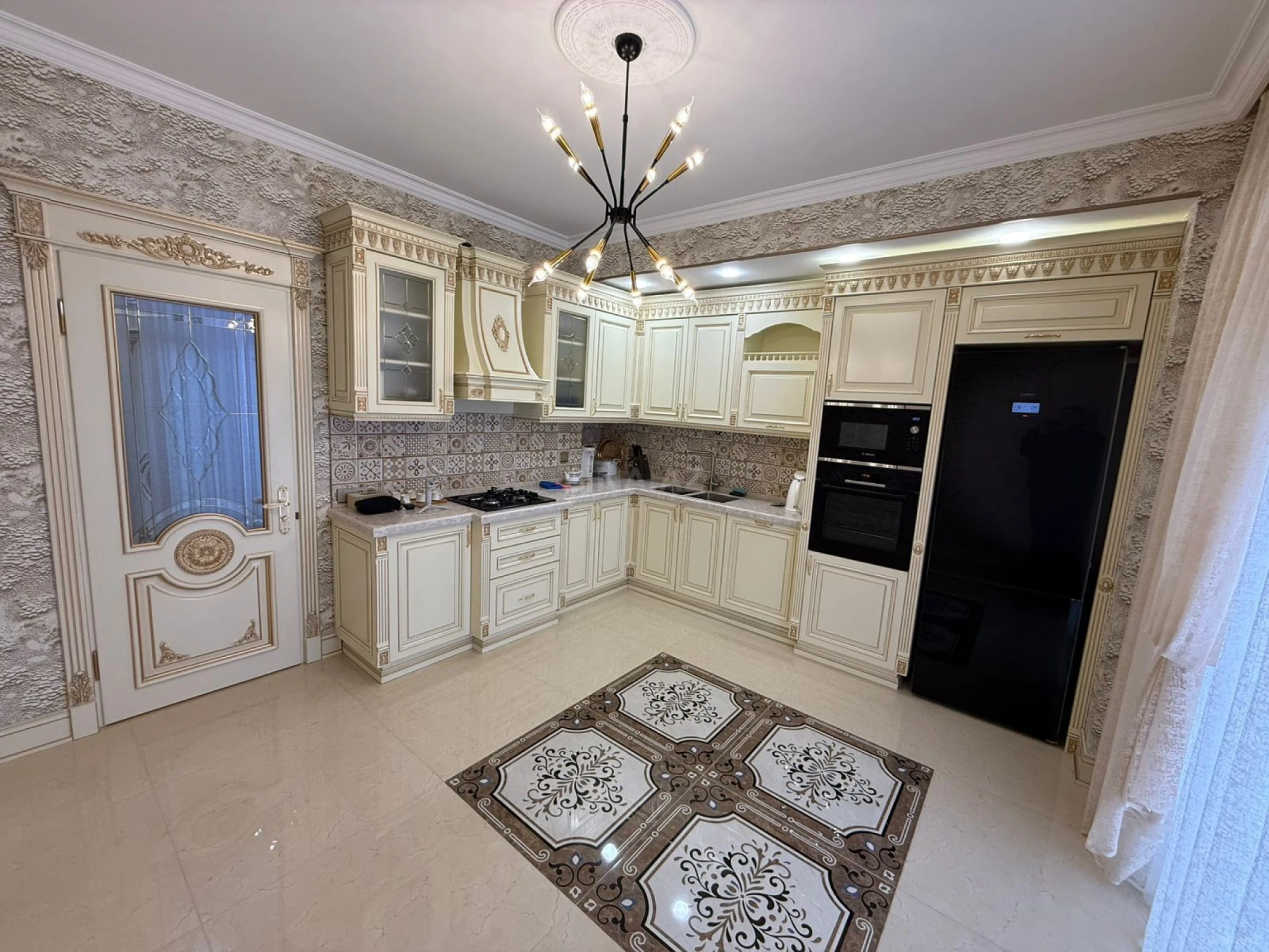 Satılır 4 otaqlı mənzil 200 m²