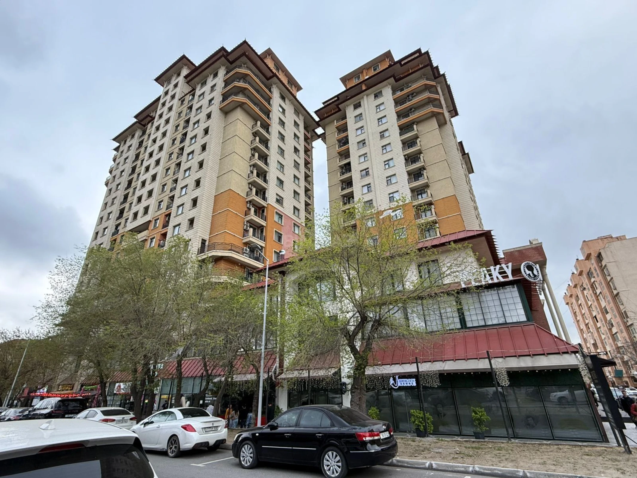 Satılır 4 otaqlı mənzil 200 m²