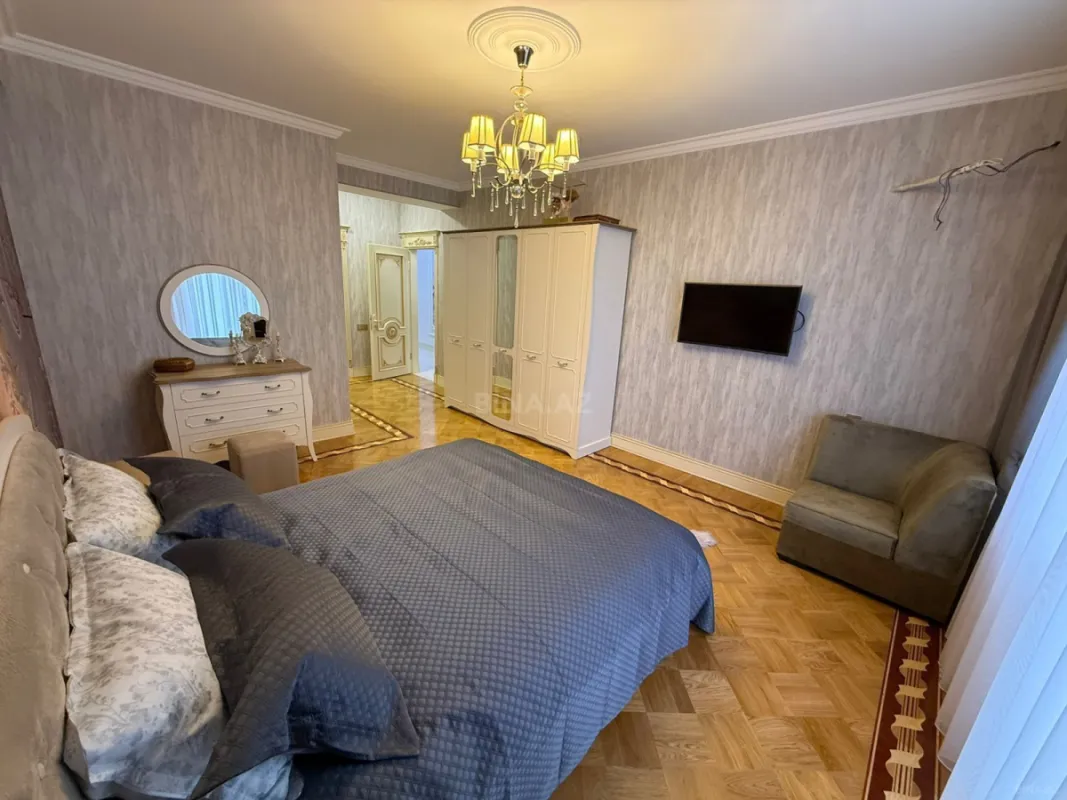 Satılır 4 otaqlı mənzil 200 m²