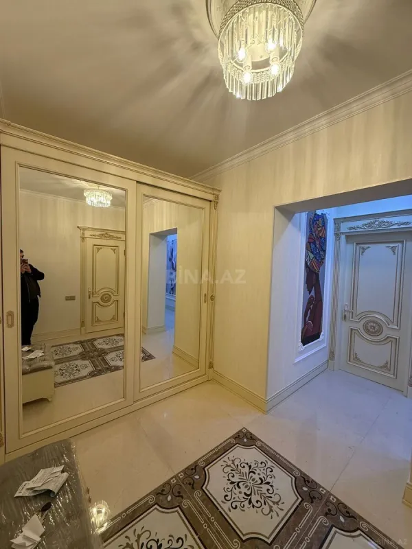 Satılır 4 otaqlı mənzil 200 m²