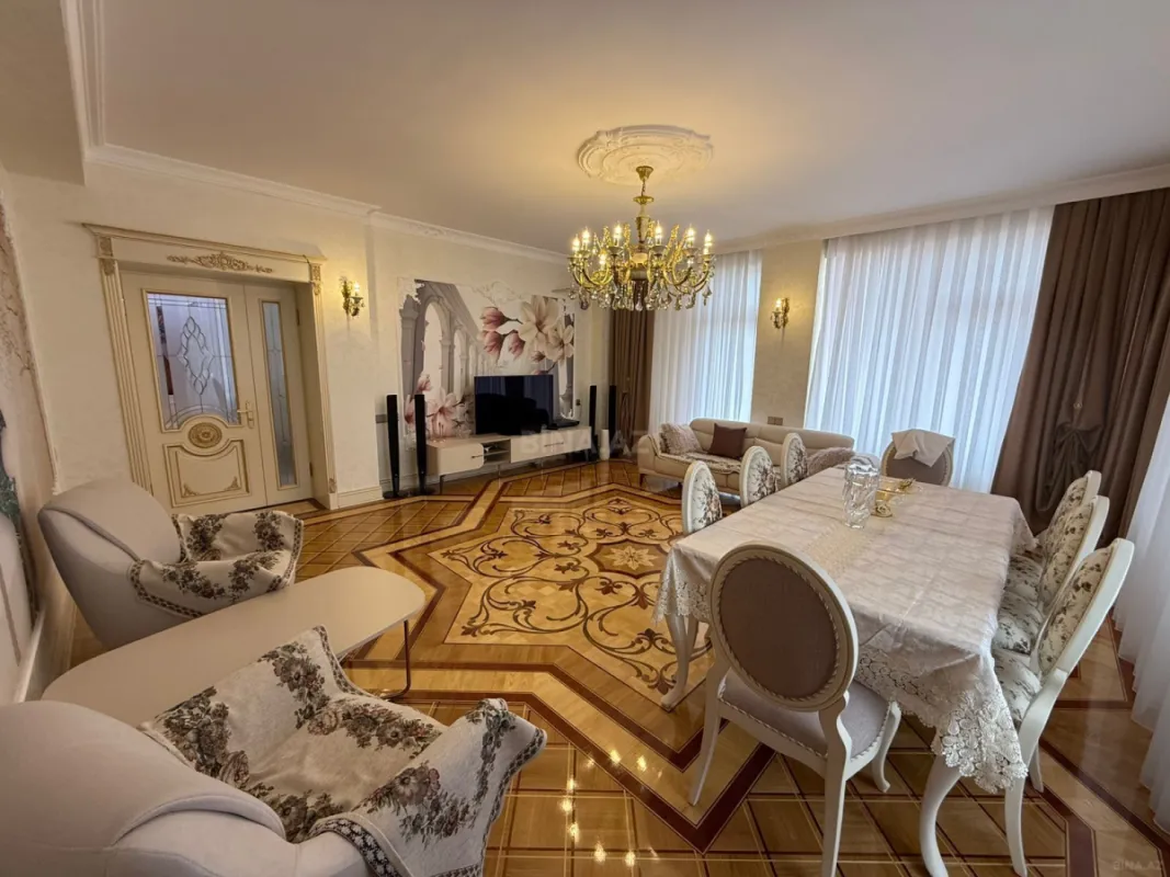 Satılır 4 otaqlı mənzil 200 m²