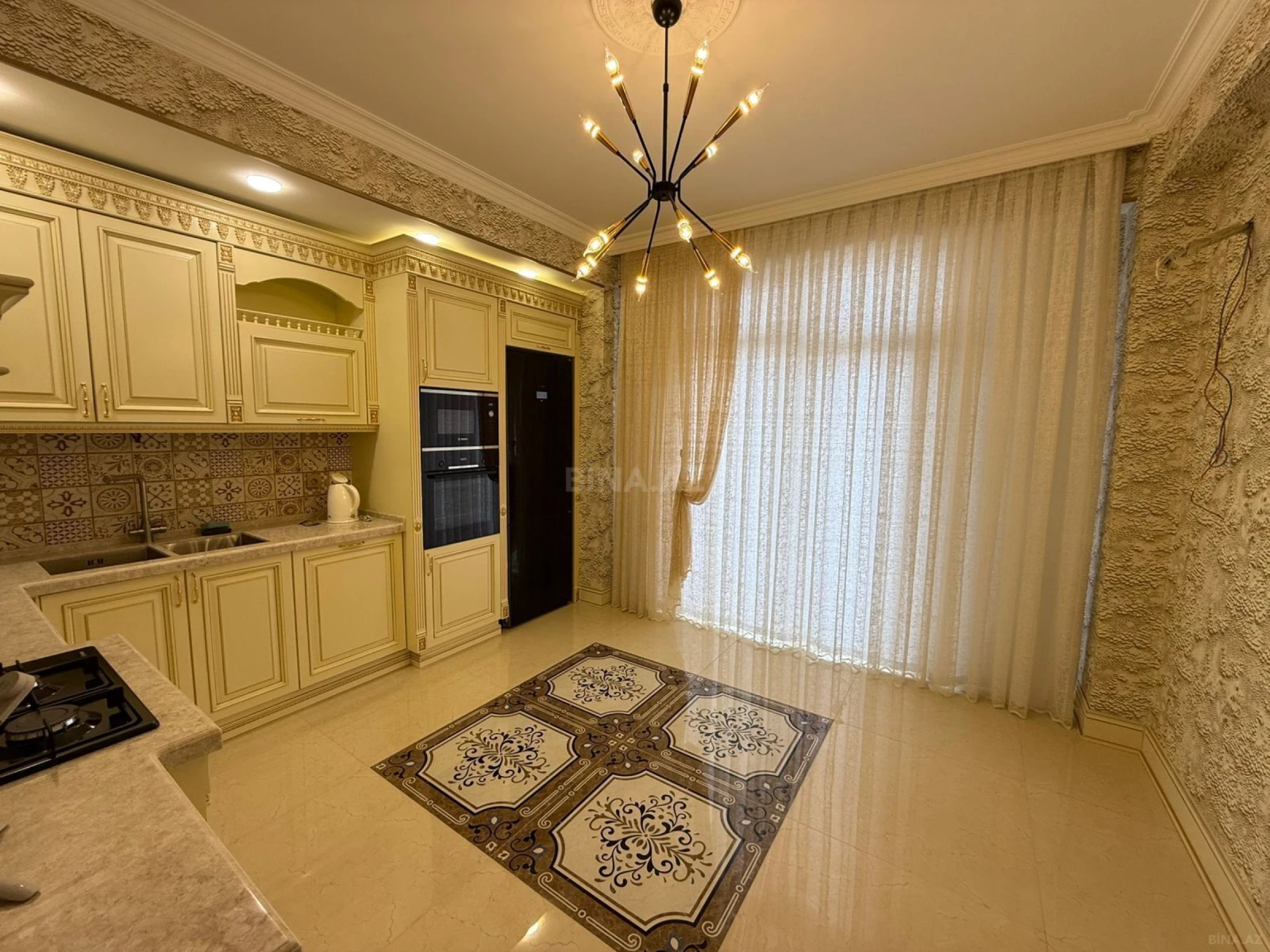 Satılır 4 otaqlı mənzil 200 m²