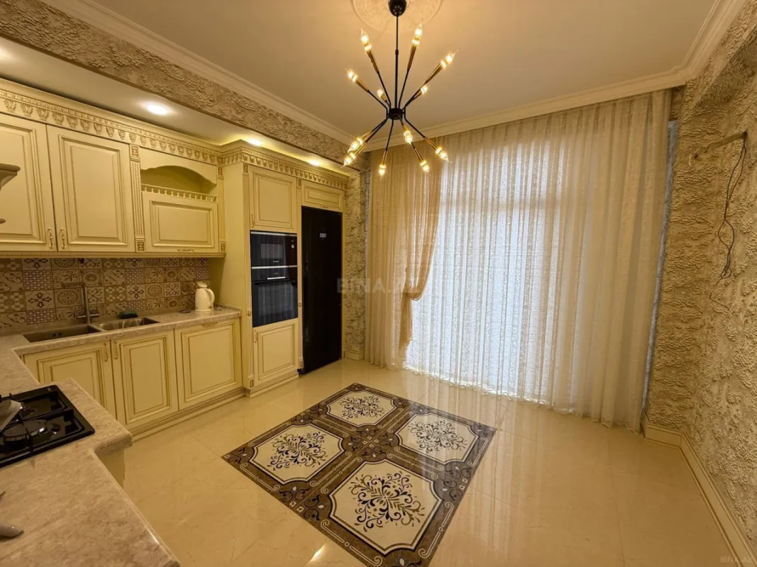 Satılır 4 otaqlı mənzil 200 m²