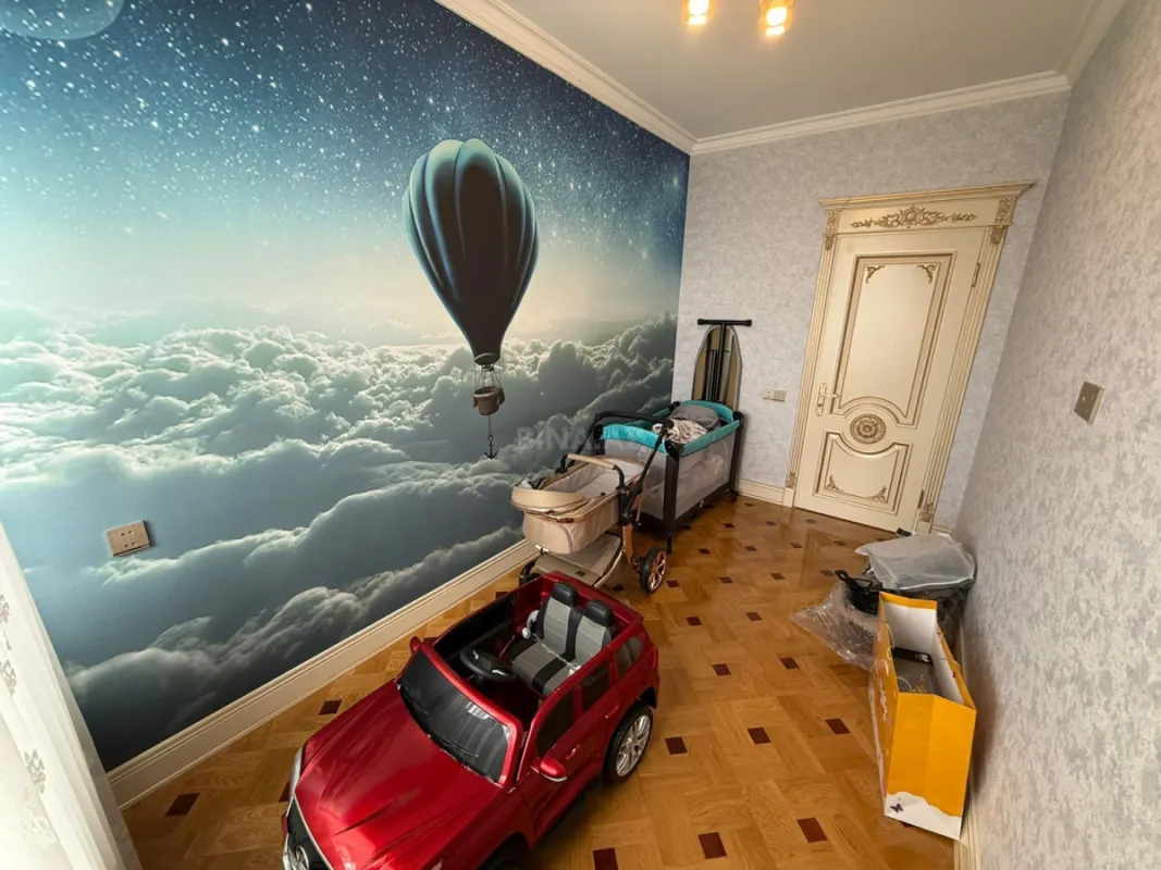 Satılır 4 otaqlı mənzil 200 m²