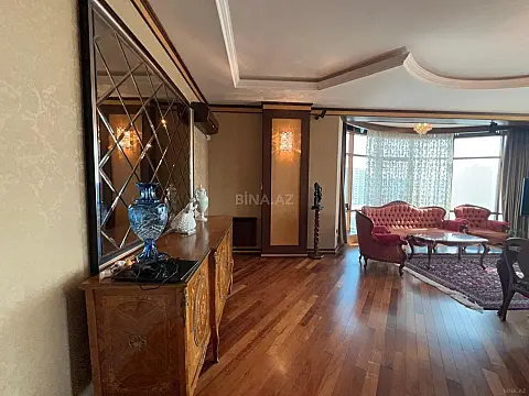Satılır 4 otaqlı mənzil 209 m²