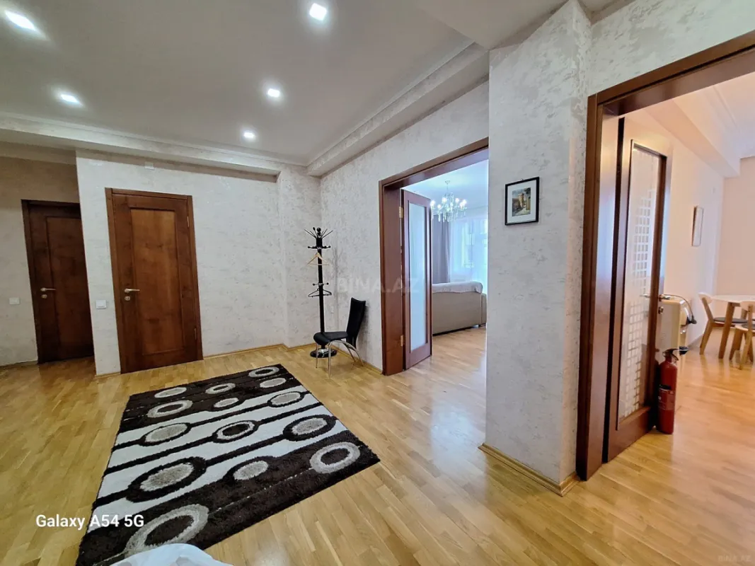 Kirayə verilir 3 otaqlı mənzil 140 m²