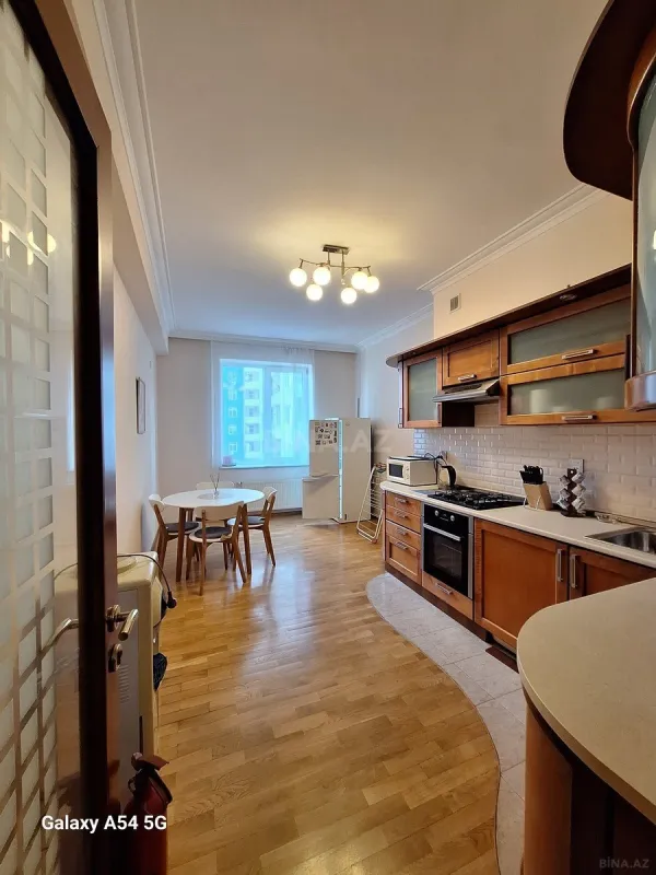 Kirayə verilir 3 otaqlı mənzil 140 m²