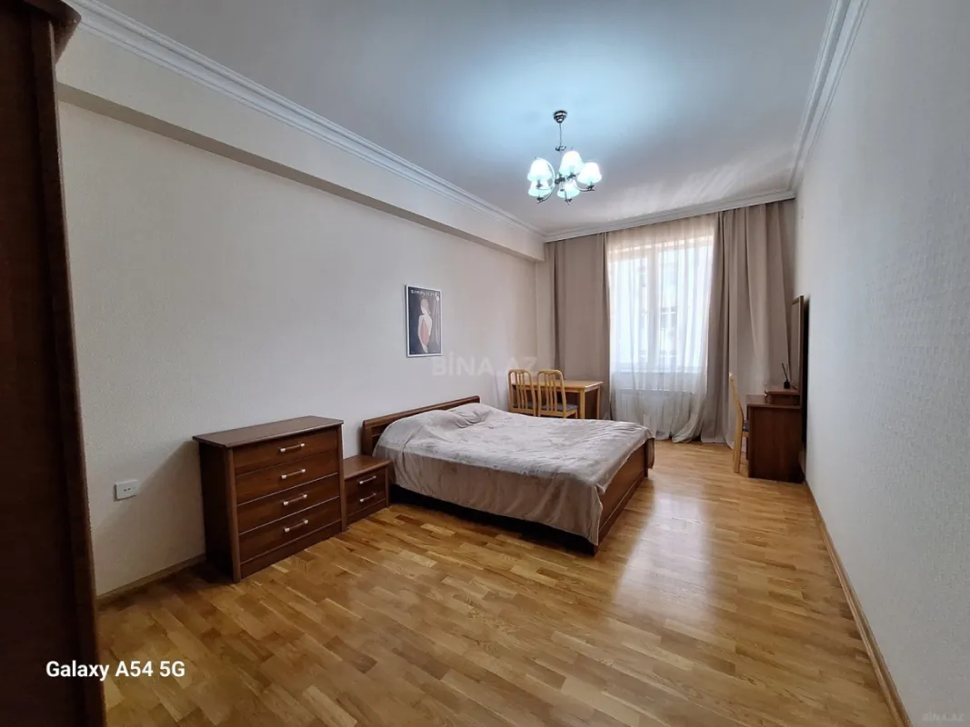 Kirayə verilir 3 otaqlı mənzil 140 m²