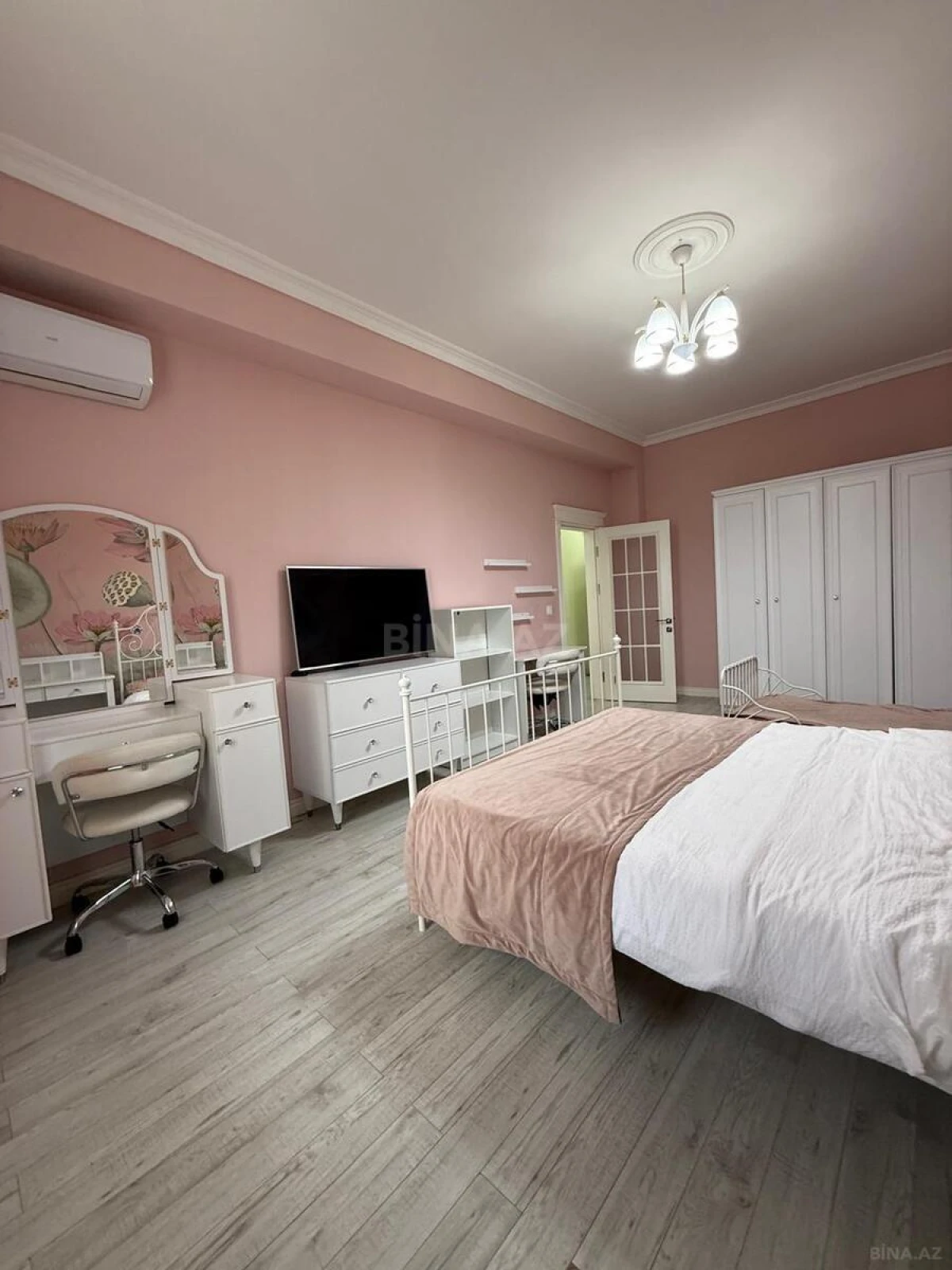 Kirayə verilir 4 otaqlı mənzil 200 m²