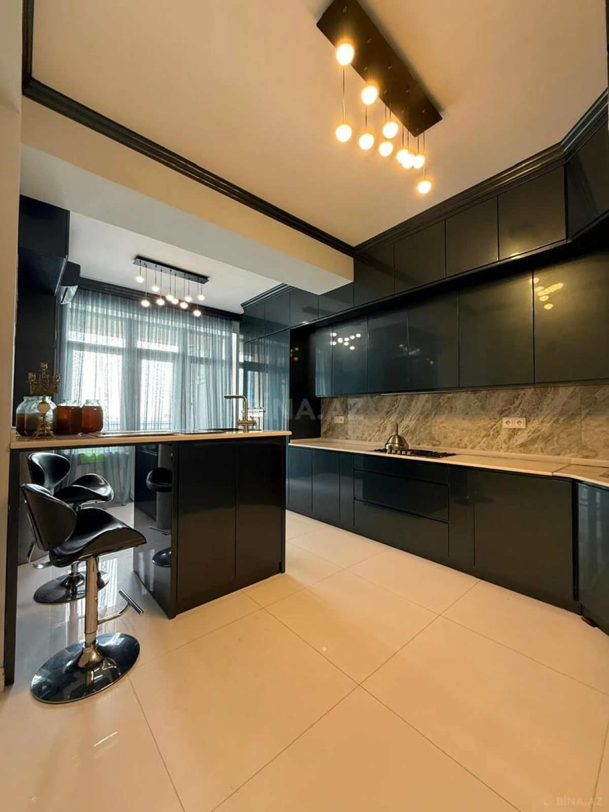 Kirayə verilir 4 otaqlı mənzil 200 m²