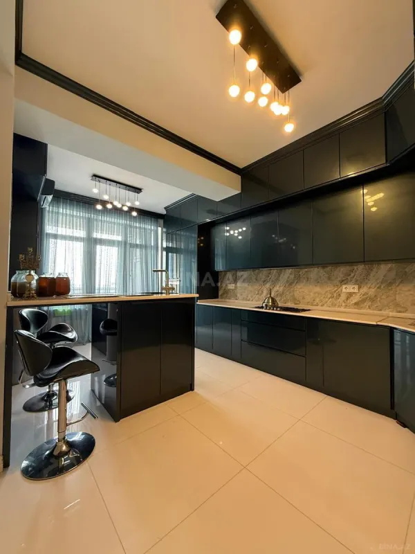 Kirayə verilir 4 otaqlı mənzil 200 m²