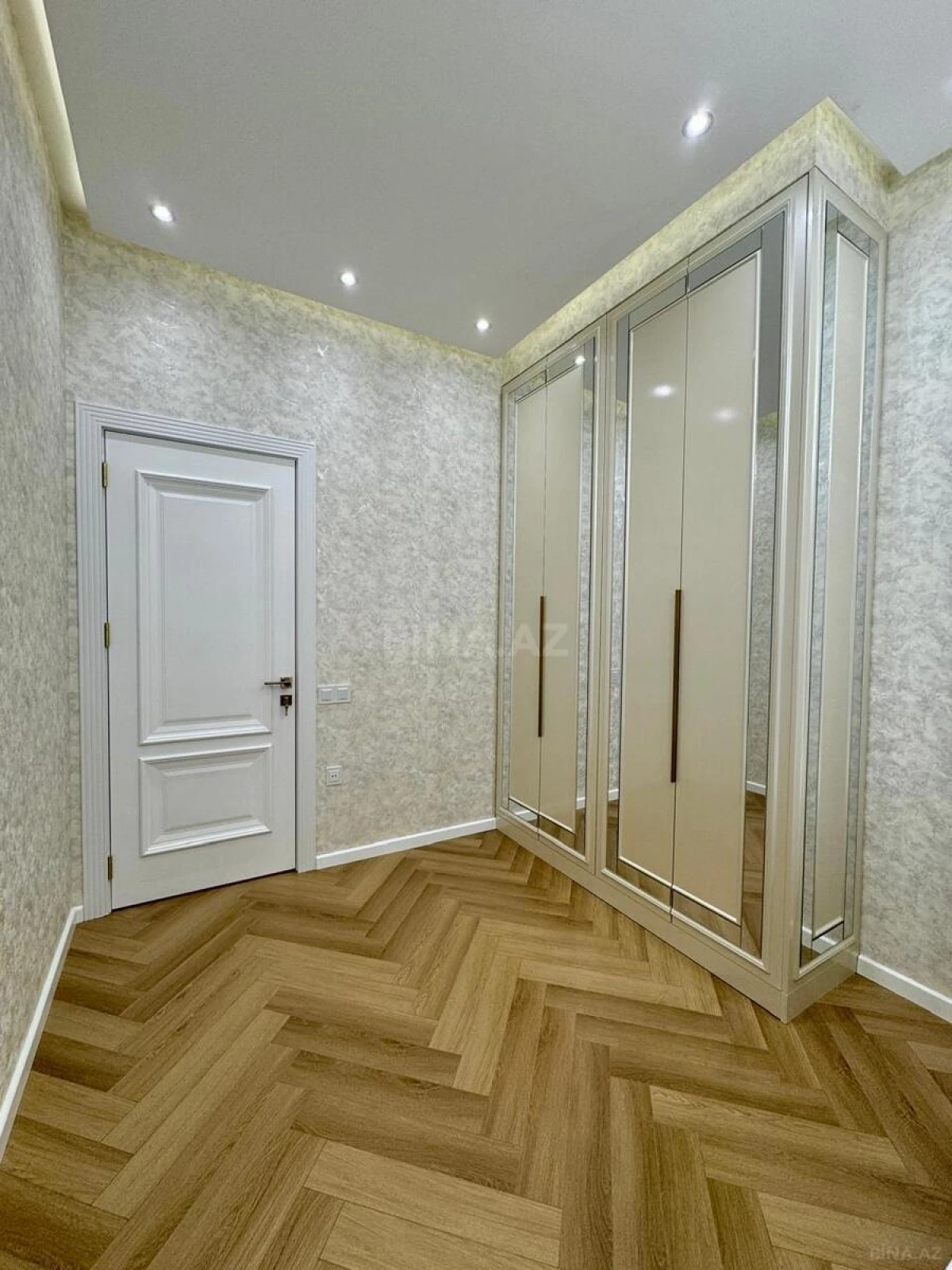 Satılır 3 otaqlı mənzil 107 m²