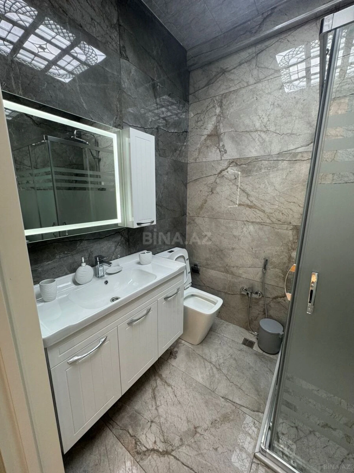 Kirayə verilir 3 otaqlı mənzil 130 m²