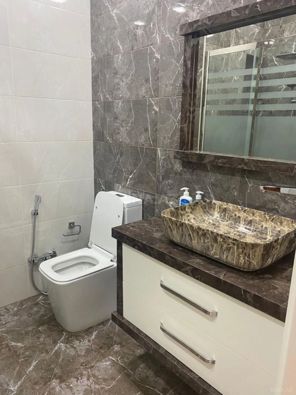 Kirayə verilir 2 otaqlı mənzil 75 m²